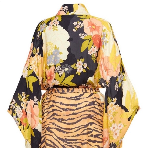 ⭐️Spell & The Gypsy Tyler Short Robe Cover Up in Charcoal Animale Size S/M⭐️ - Picture 3 of 7